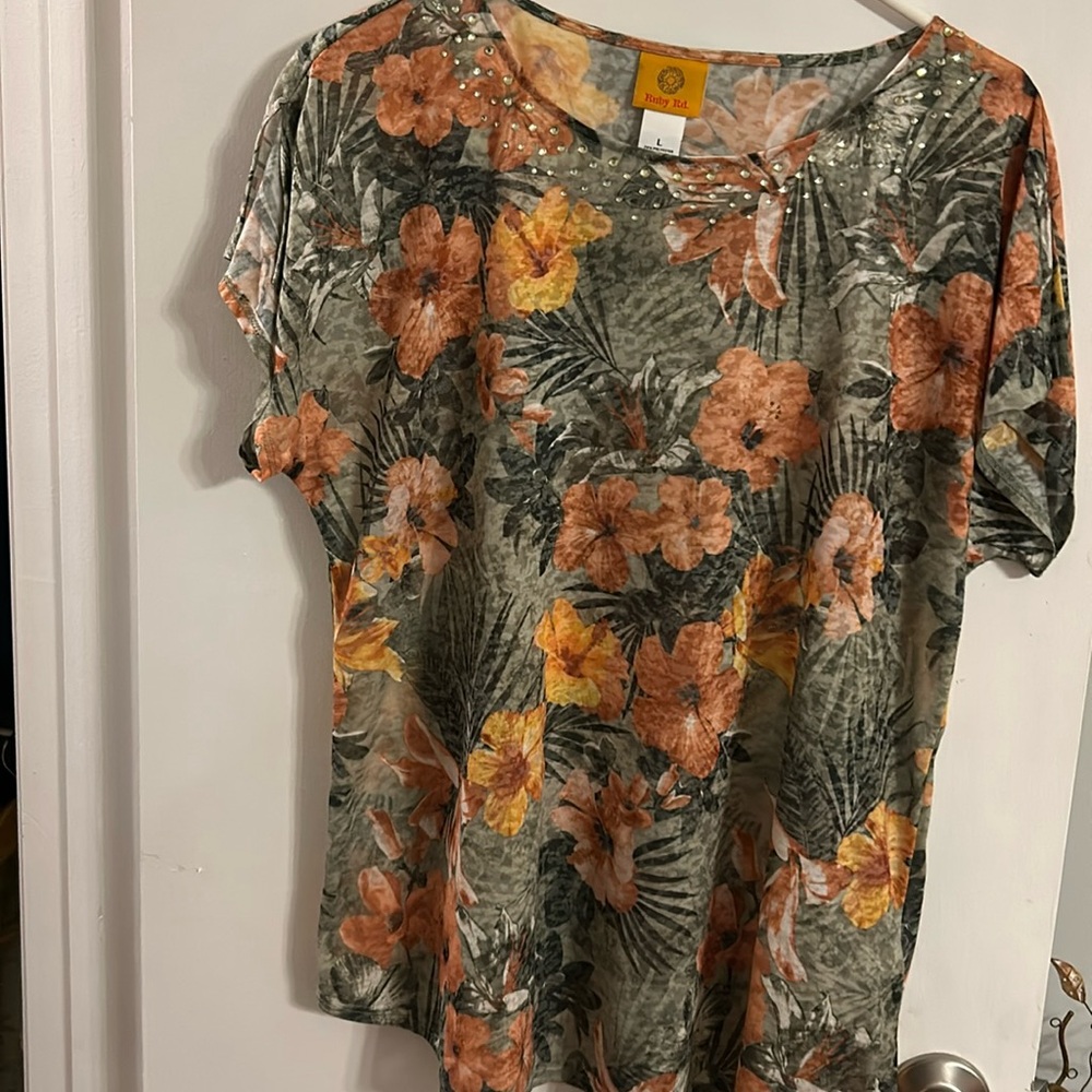 Ruby Rd. Scoopneck, short sleeve top floral print with sequins at neck size L